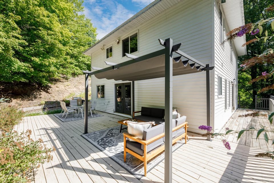 Vineyard Haven AC Jacuzzi Sauna Private En Suite House in Michigan