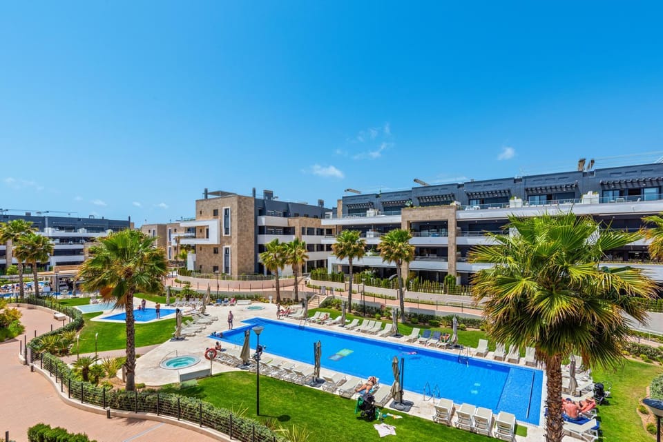 Property building, Day, Swimming pool