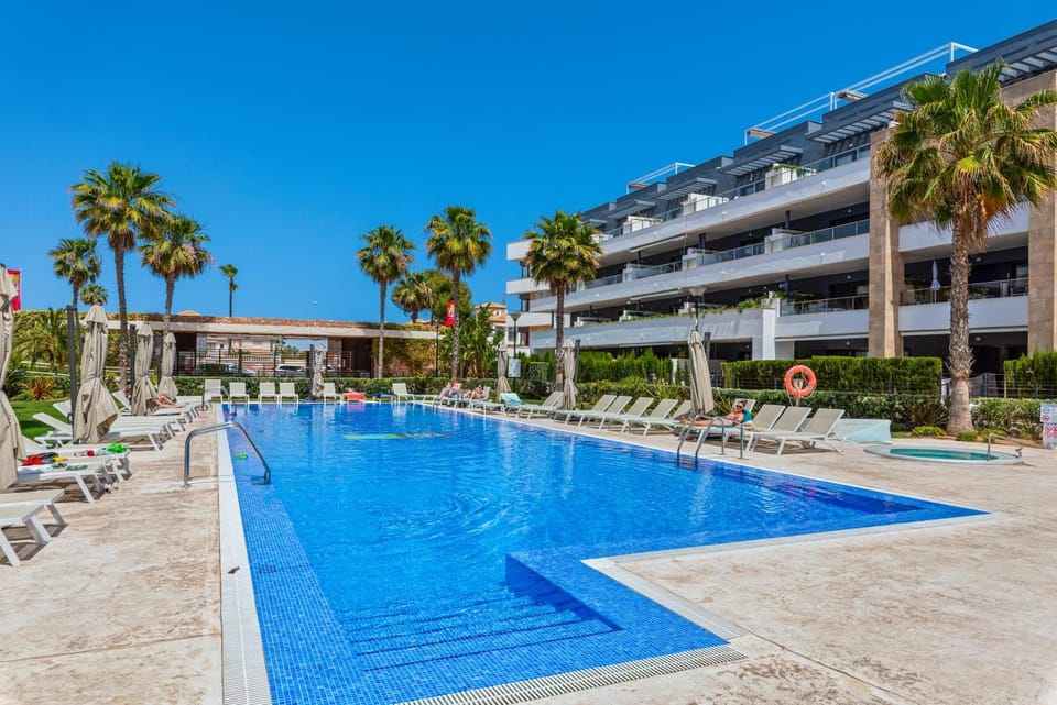 Property building, Day, Swimming pool, sunbed