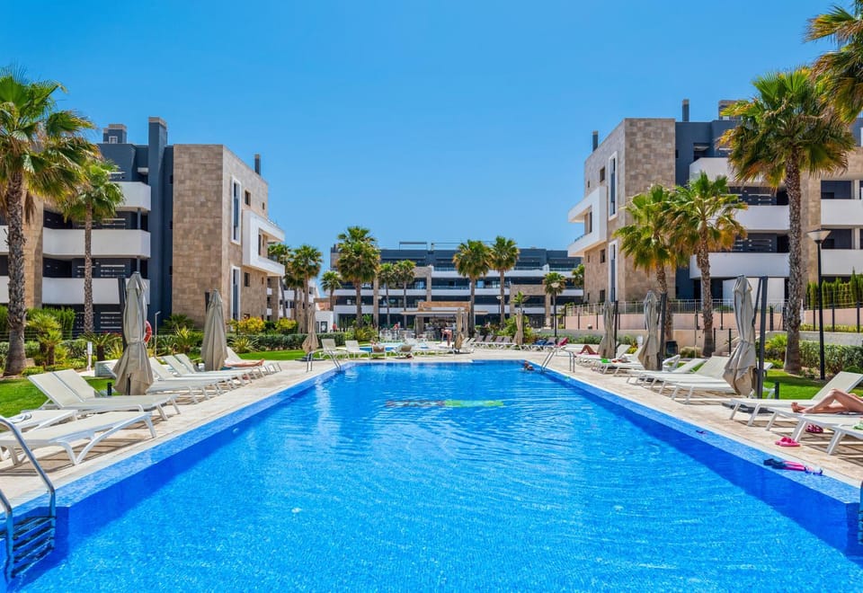 Property building, Day, Swimming pool, sunbed