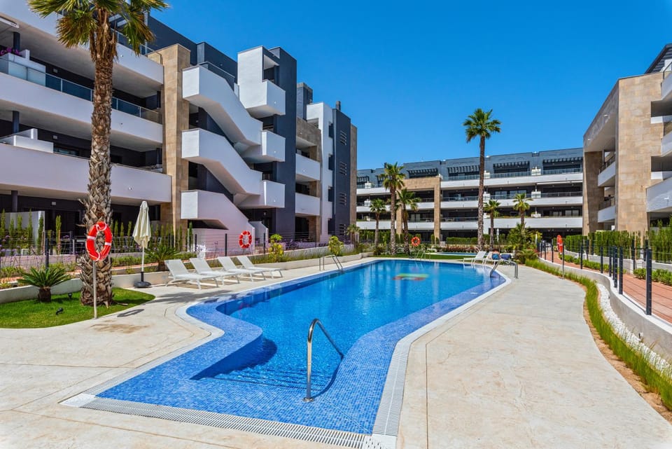 Property building, Swimming pool, sunbed