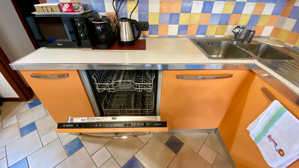 Kitchen or kitchenette, dishwasher, minibar