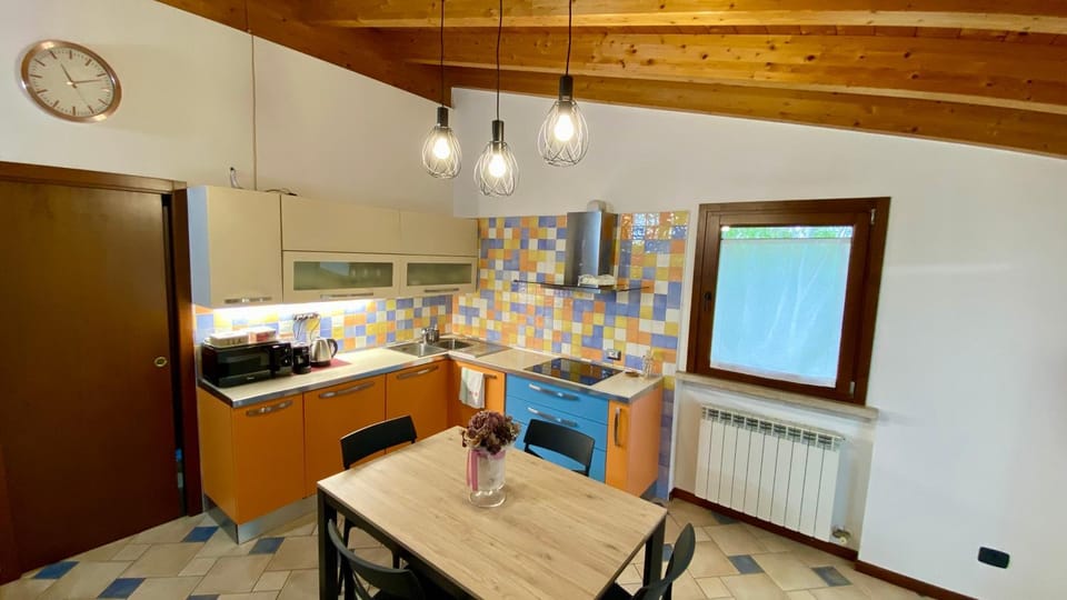 Kitchen or kitchenette, Dining area, minibar, stove