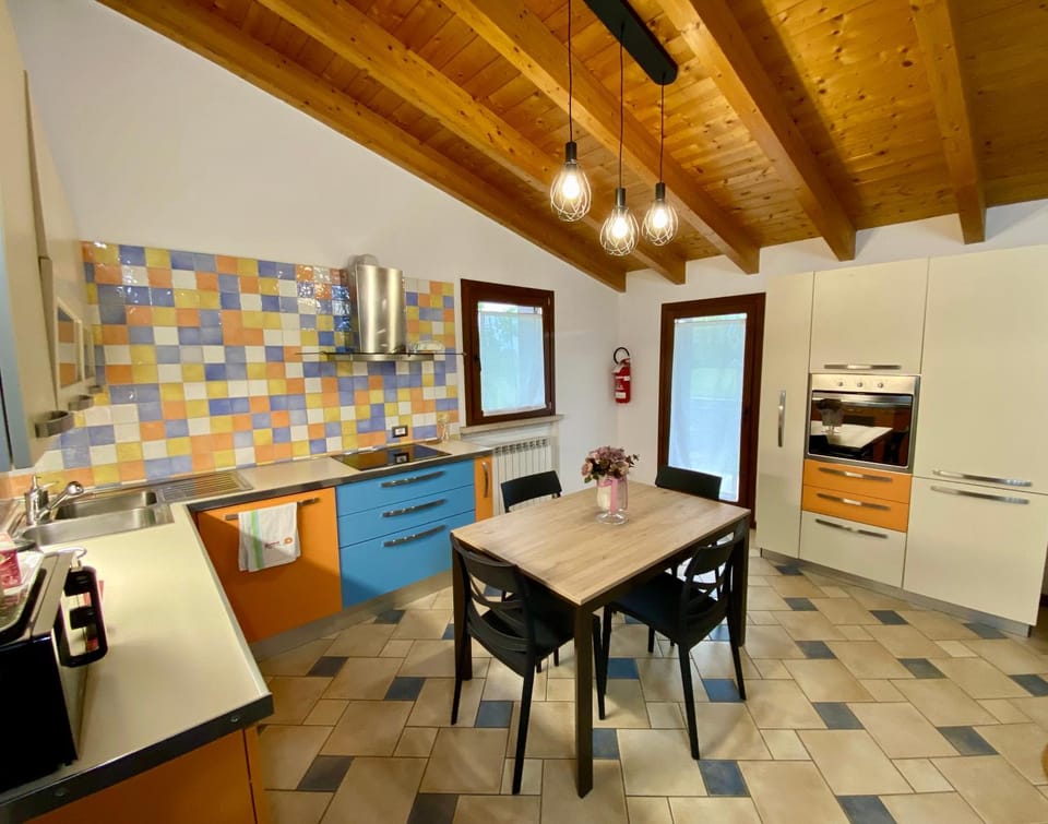 Kitchen or kitchenette, Dining area, dishwasher, minibar, pet friendly, stove, toaster