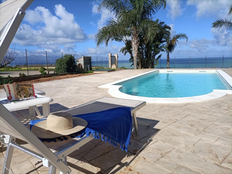 Sea view, Swimming pool, Swimming pool, sunbed