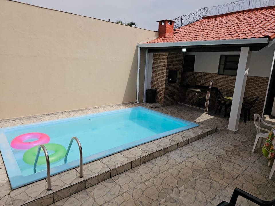 Casa Maravilhosa, Pé na Areia com Piscina, Área Gourmet com Churrasqueira em Deck Coberto Frente a Piscina, Mesa de Bilhar, 4 Quartos Confortáveis, Sendo 2 Suítes, Cozinha Americana e Sala de Jantar, Ampla Garagem para 6 Carros - Mercado na rua da Casa House in State of São Paulo