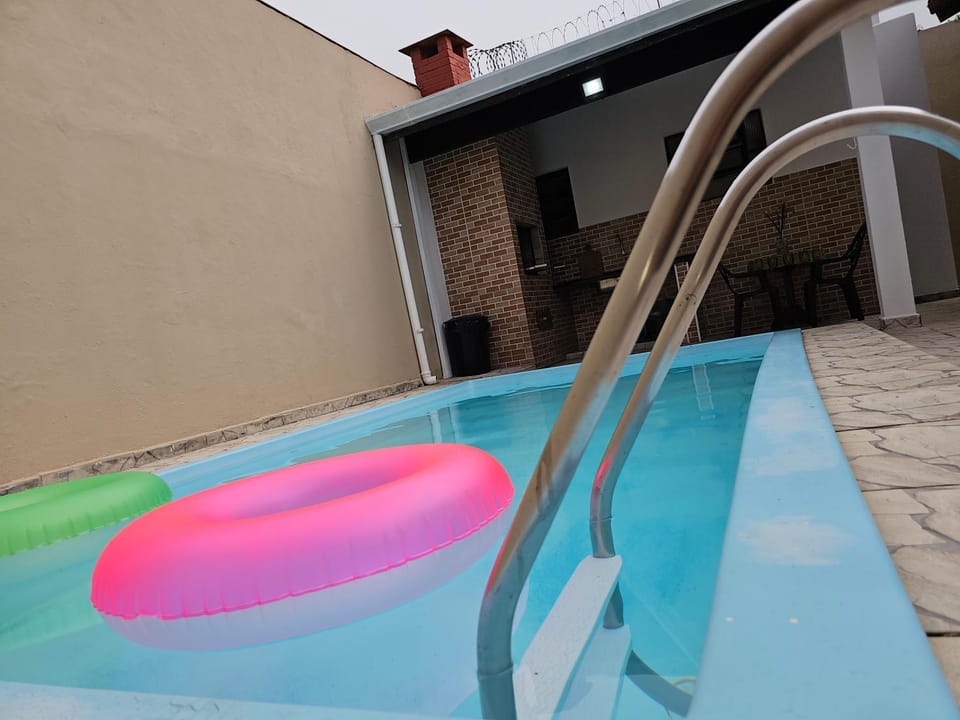 Casa Maravilhosa, Pé na Areia com Piscina, Área Gourmet com Churrasqueira em Deck Coberto Frente a Piscina, Mesa de Bilhar, 4 Quartos Confortáveis, Sendo 2 Suítes, Cozinha Americana e Sala de Jantar, Ampla Garagem para 6 Carros - Mercado na rua da Casa House in State of São Paulo