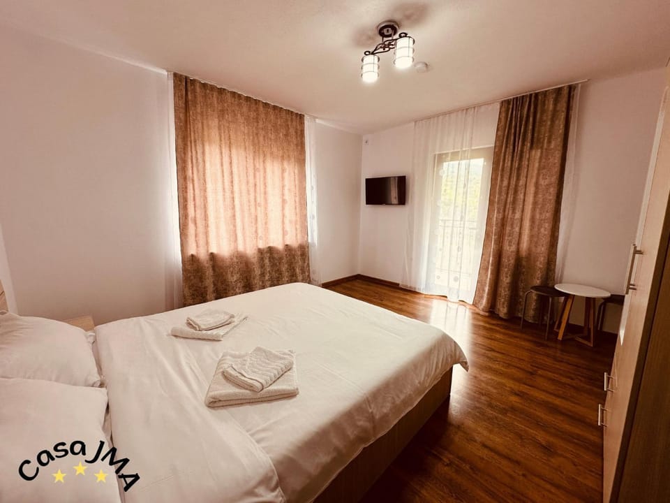 Bed, TV and multimedia, Photo of the whole room, Bedroom, towels