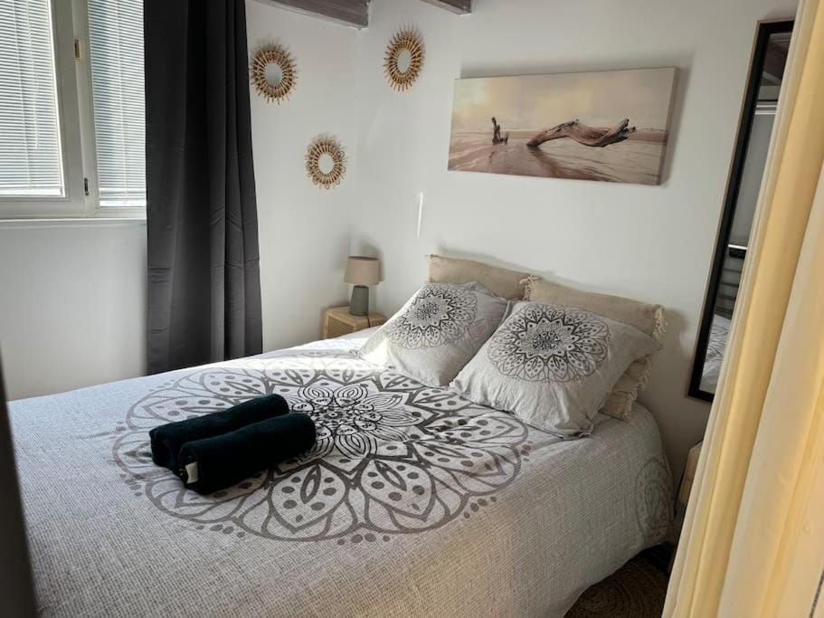 Bed, Bedroom, towels