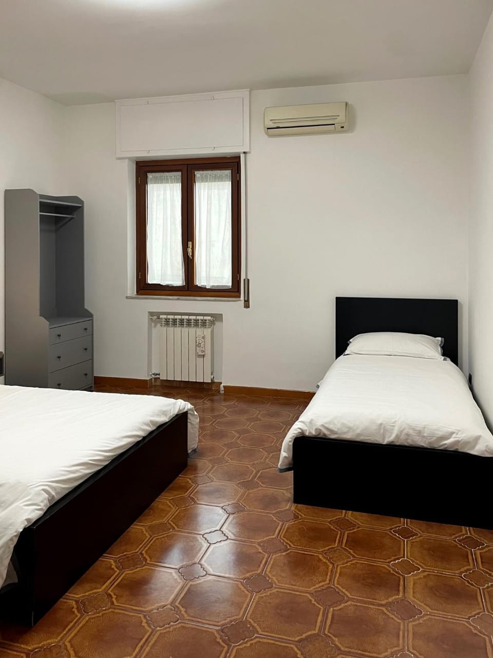 Bed, Photo of the whole room, Bedroom, air conditioner