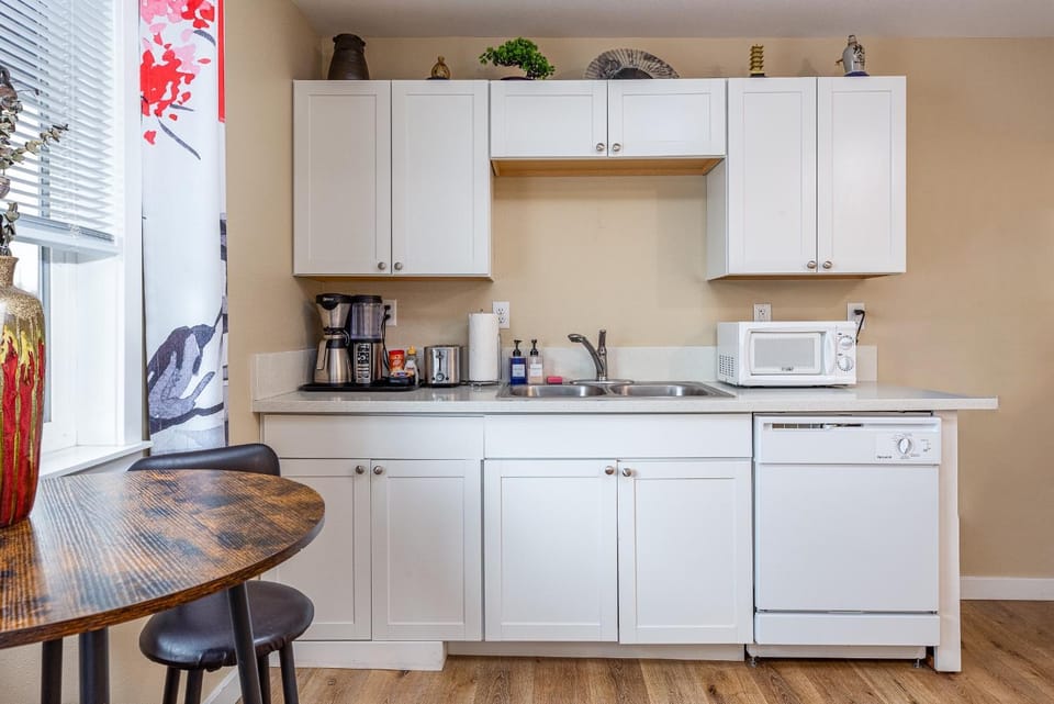 The Twin Flats, Audrey and Far East Escape Apartment in Salem