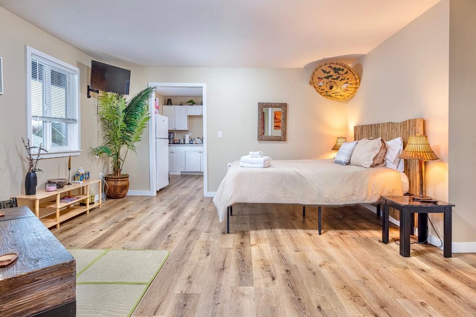 The Twin Flats, Audrey and Far East Escape Apartment in Salem