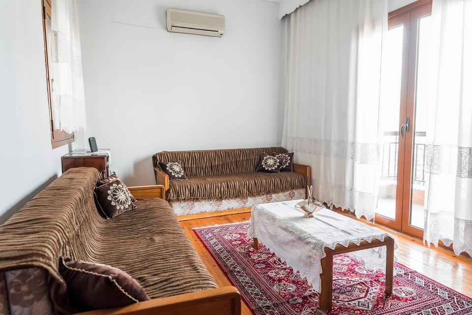 Bed, Living room, Seating area, Bedroom