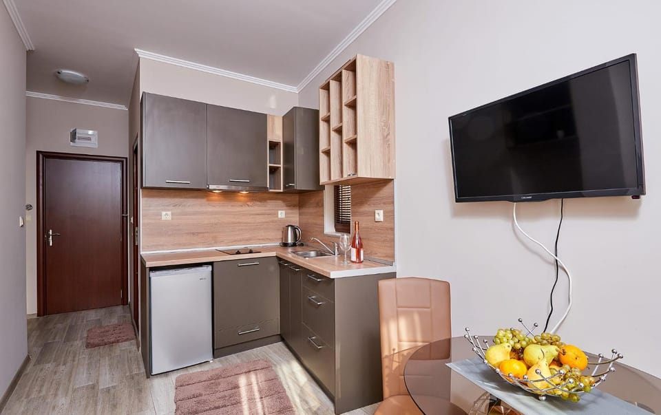 Communal lounge/ TV room, TV and multimedia, Kitchen or kitchenette, Food, minibar, stove