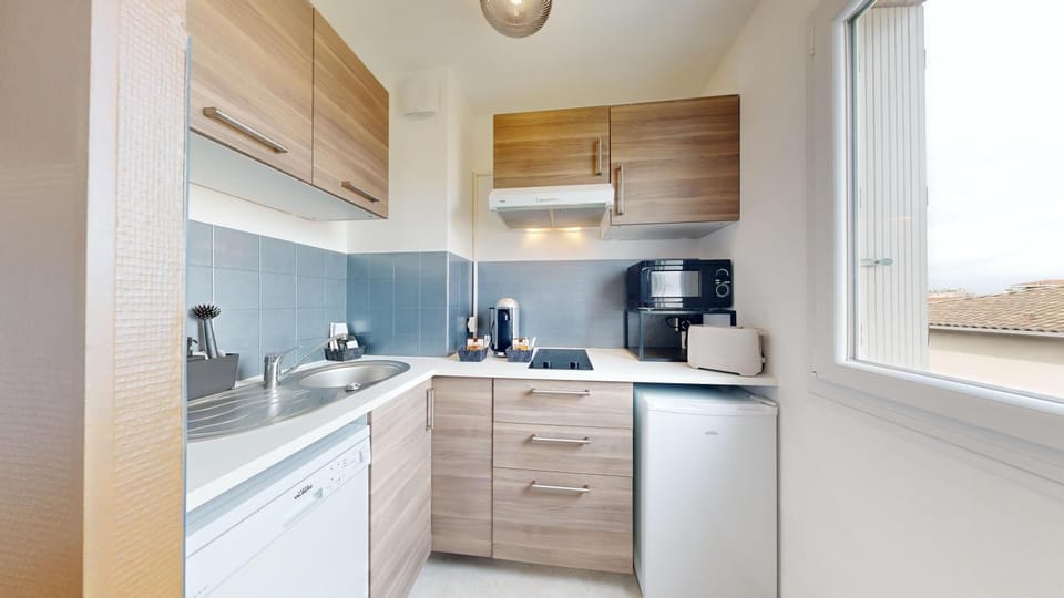 Coffee/tea facilities, Kitchen or kitchenette, minibar, stove, toaster