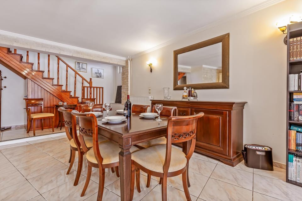 Kitchen or kitchenette, Seating area, Dining area