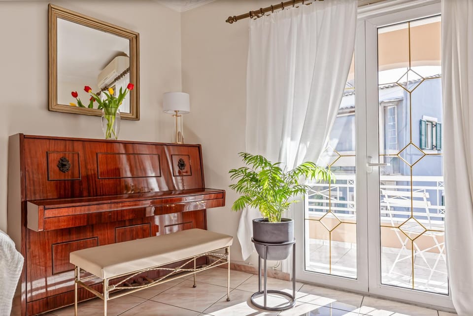 Living room, Seating area, Evening entertainment