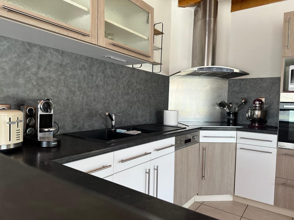 Coffee/tea facilities, microwave, oven, stove, toaster, kitchen
