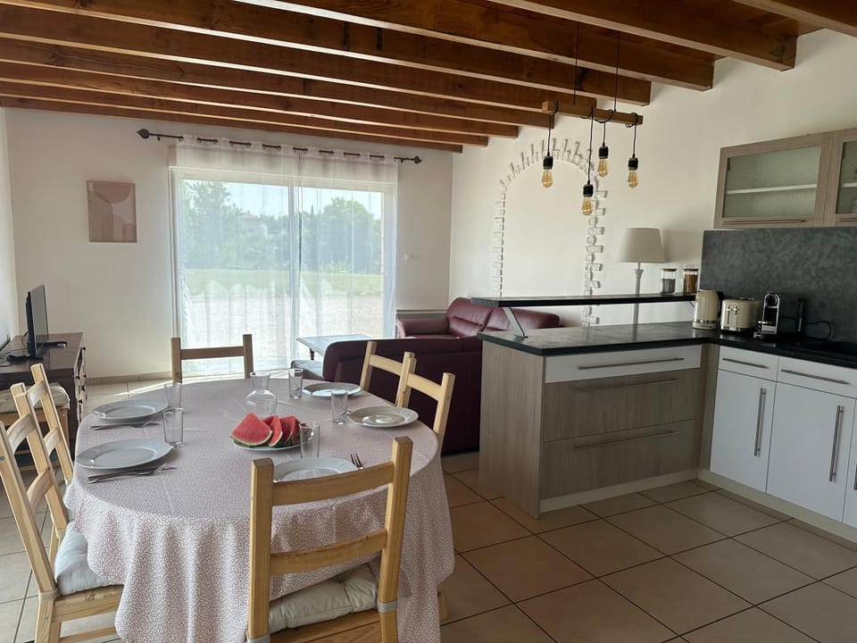 Living room, Garden view, Meals, Breakfast, Lunch, Dinner, kitchen