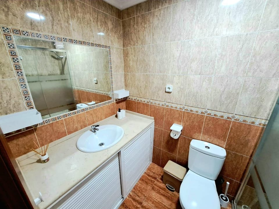 Toilet, Bathroom, towels