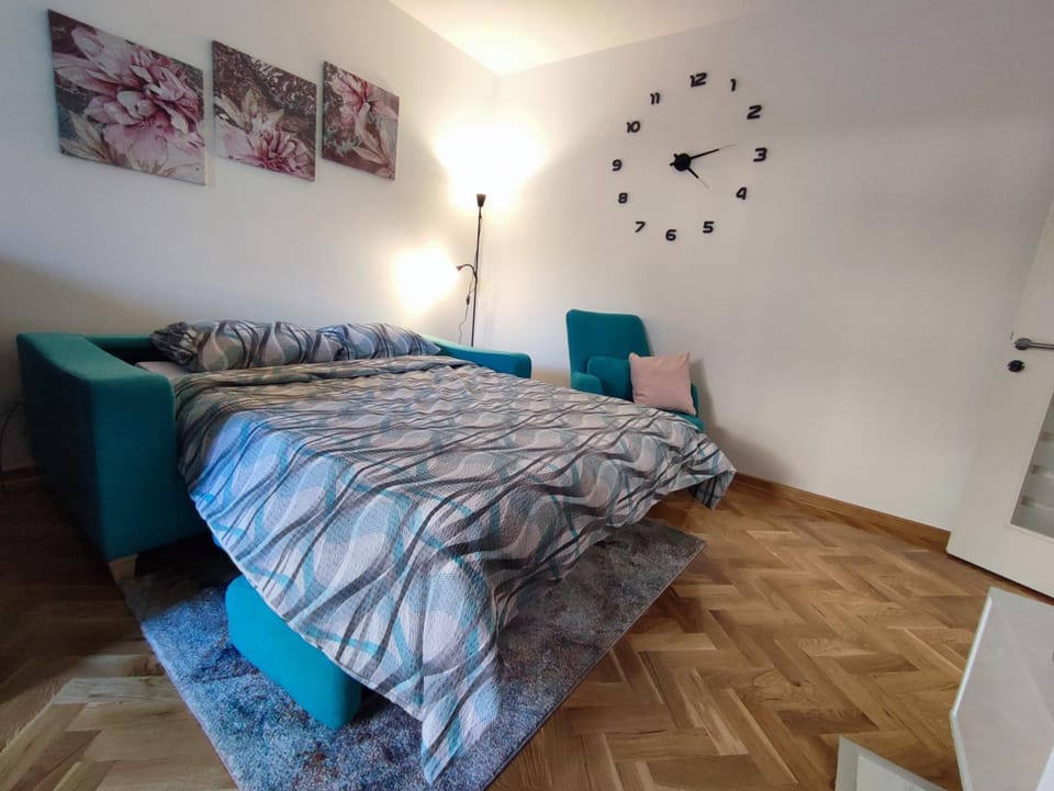 Bed, Living room
