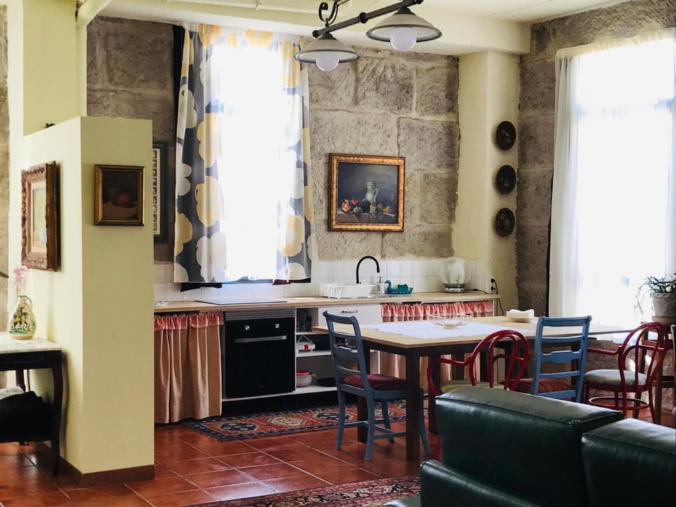 Kitchen or kitchenette, Living room, Seating area, Dining area