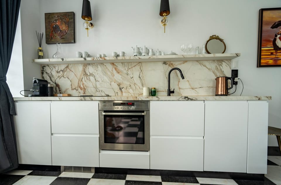 Coffee/tea facilities, Kitchen or kitchenette, stove