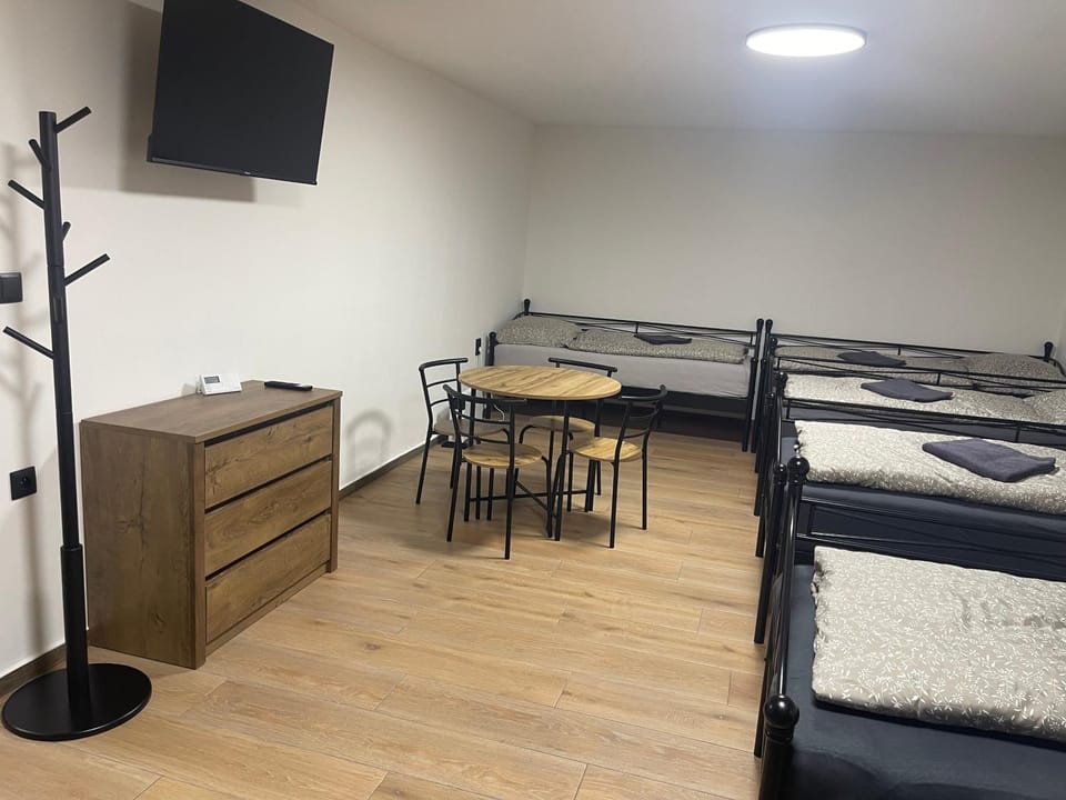 Bed, TV and multimedia, Photo of the whole room