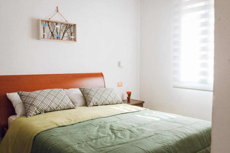 Bed, People, Photo of the whole room, Decorative detail, Bedroom, microwave