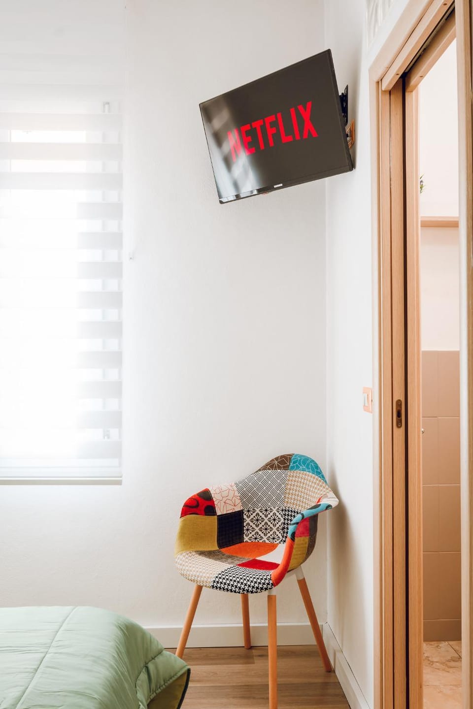 Bed, TV and multimedia, Living room, Photo of the whole room, Seating area, Bedroom