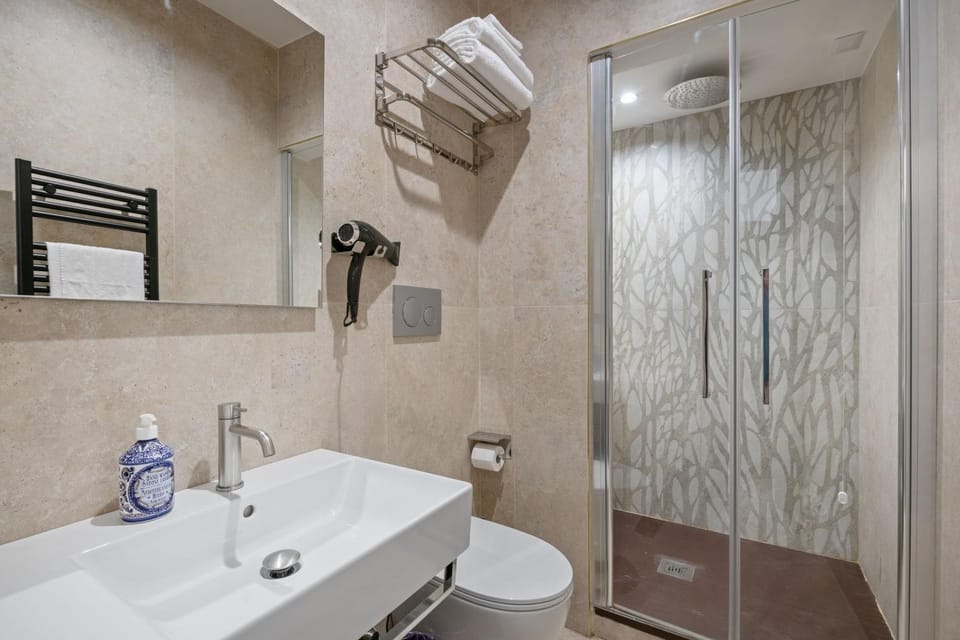 Shower, Toilet, Bathroom, towels
