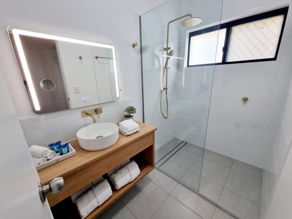Shower, Bathroom, towels
