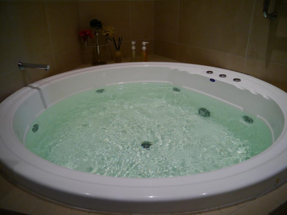 Hot Tub, Bath