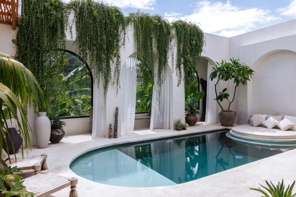 Vila Gila - 2BR Canggu Villa with Pool & Rooftop Villa in North Kuta