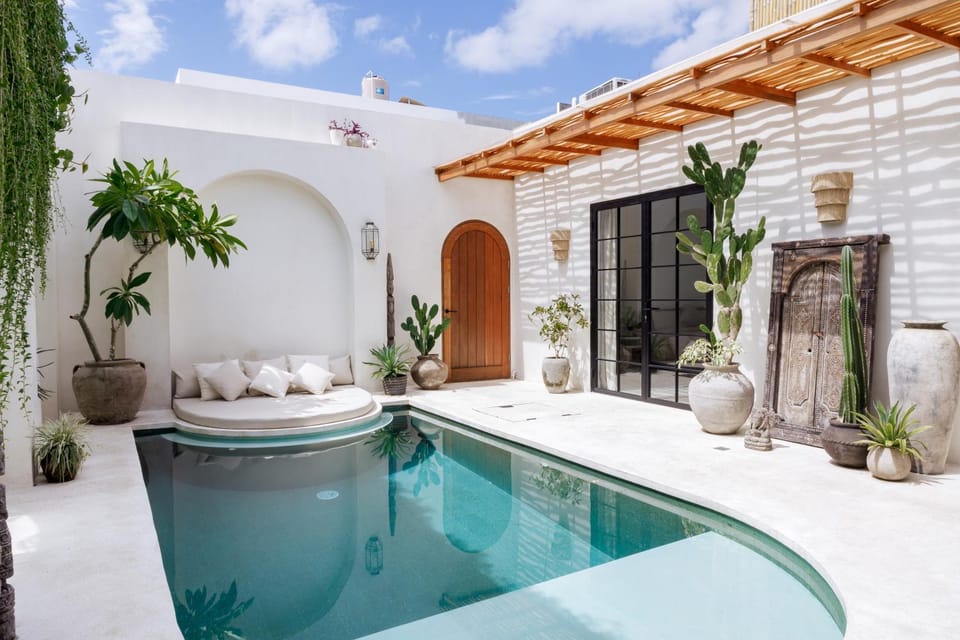 Vila Gila - 2BR Canggu Villa with Pool & Rooftop Villa in North Kuta