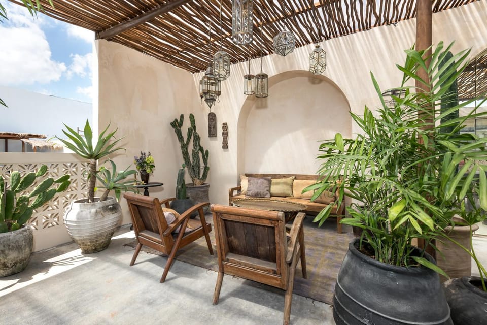 Vila Gila - 2BR Canggu Villa with Pool & Rooftop Villa in North Kuta