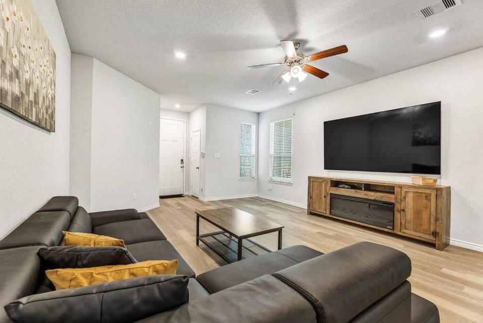 Communal lounge/ TV room, TV and multimedia, Living room, fireplace