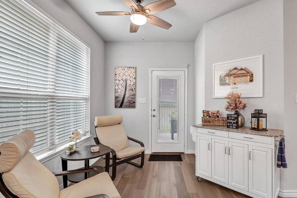 Kitchen or kitchenette, Seating area