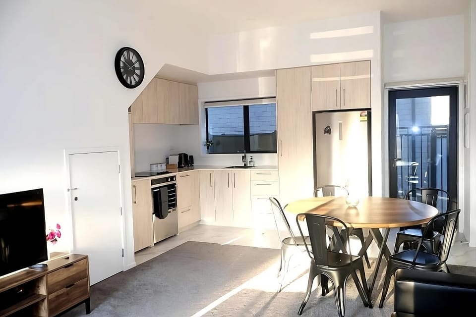 TV and multimedia, Coffee/tea facilities, Kitchen or kitchenette, Dining area, On site, furniture, furniture, microwave, oven, stove, stove, kitchen, kitchen
