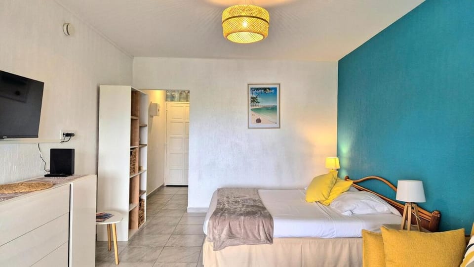 Bed, TV and multimedia, Photo of the whole room, Seating area, Bedroom