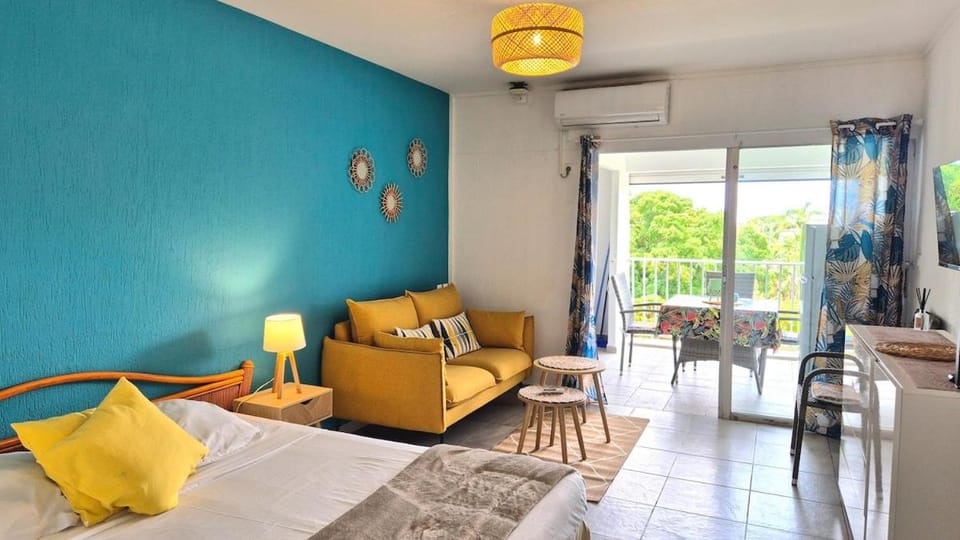 Bed, Balcony/Terrace, Living room, Photo of the whole room, Seating area, Bedroom, air conditioner