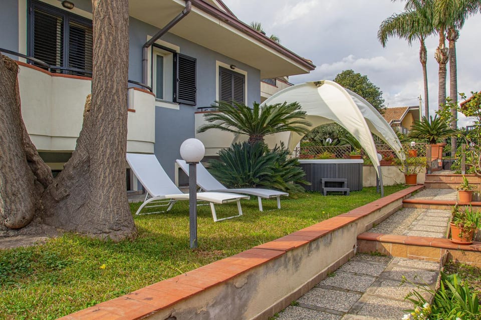 Property building, Garden, Hot Tub, sunbed