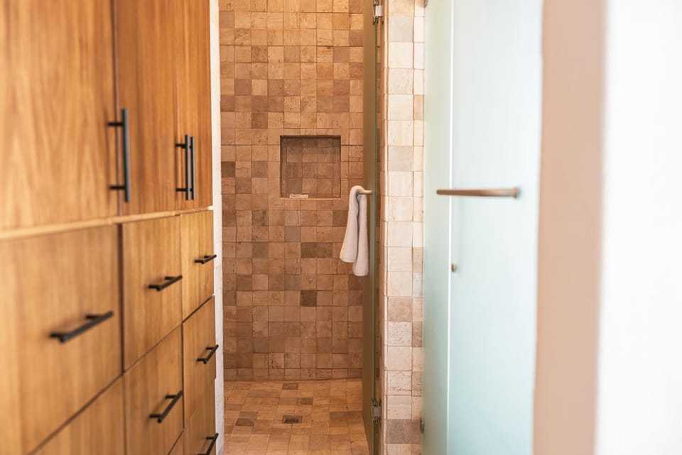 Shower, wardrobe