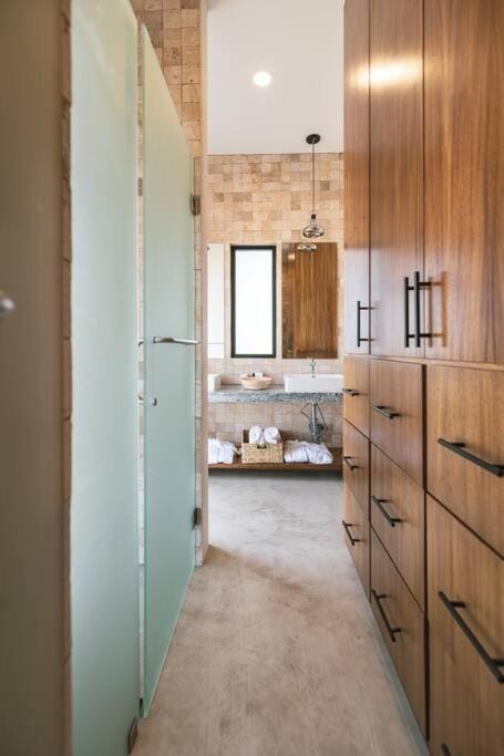 Shower, wardrobe