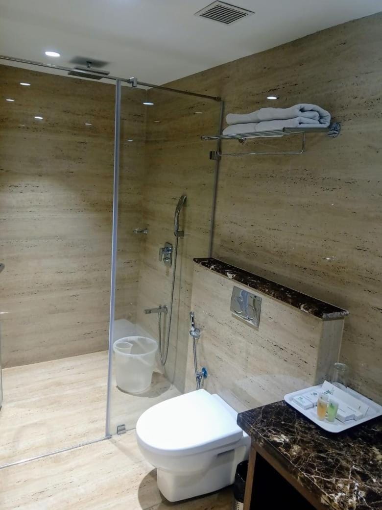 Shower, Toilet