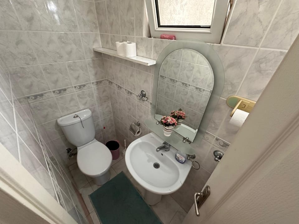 Toilet, bidet