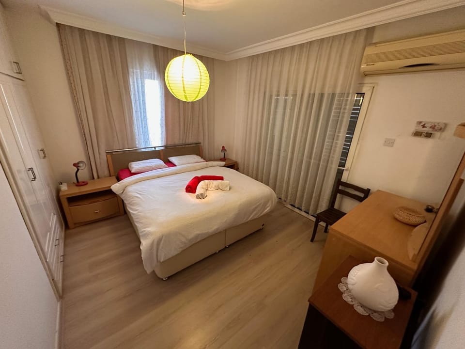 Photo of the whole room, Bedroom, towels, wardrobe