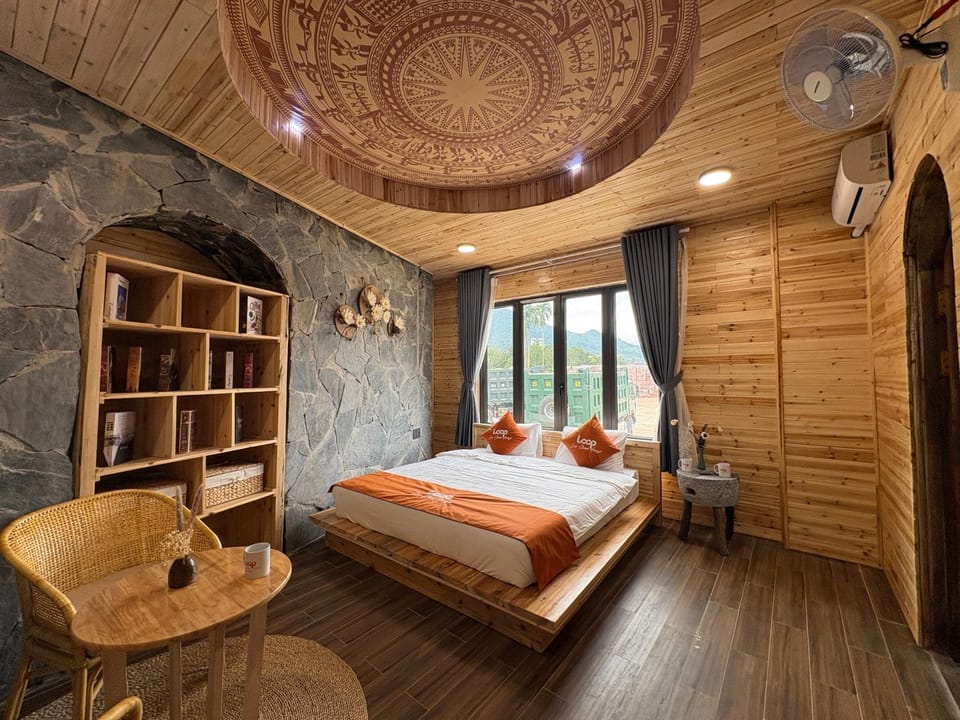 Bed, Photo of the whole room, Decorative detail, Mountain view