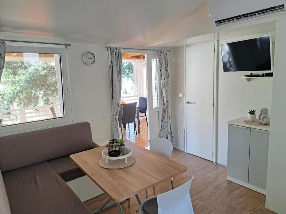 TV and multimedia, View (from property/room), Living room, Seating area, Dining area