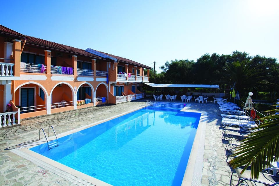 Facade/entrance, Balcony/Terrace, Swimming pool, Swimming pool